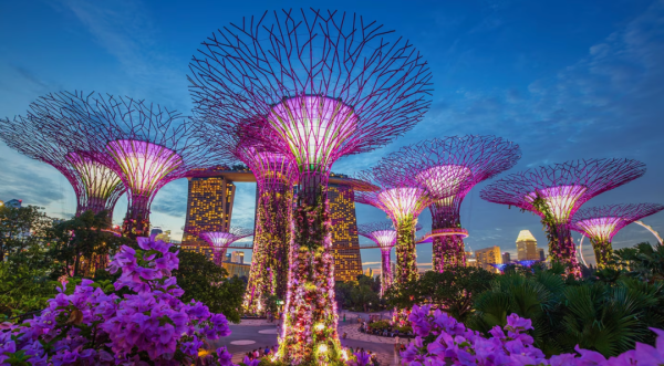 北京股票配资官方网站查询 入境被拒后, 中国男子大闹机场，还向移民局官员脸上吐口水! 被判坐牢8周！